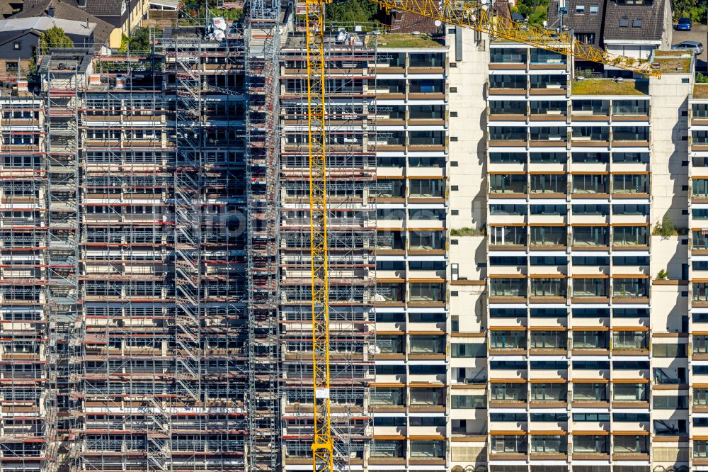 Dortmund von oben - Balkon- und Fenster- Fassade an der Plattenbau- Hochhaus- Wohnsiedlung Hannibal Dorstfeld in Dortmund im Bundesland Nordrhein-Westfalen, Deutschland