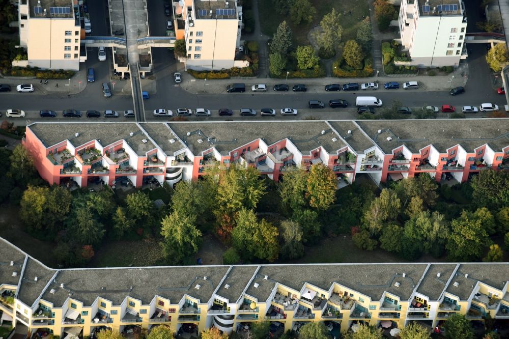 Berlin aus der Vogelperspektive: Balkon- und Fenster- Fassade an der Plattenbau- Hochhaus- Wohnsiedlung Neuköllnische Allee - Fritz-Massary-Straße in Berlin