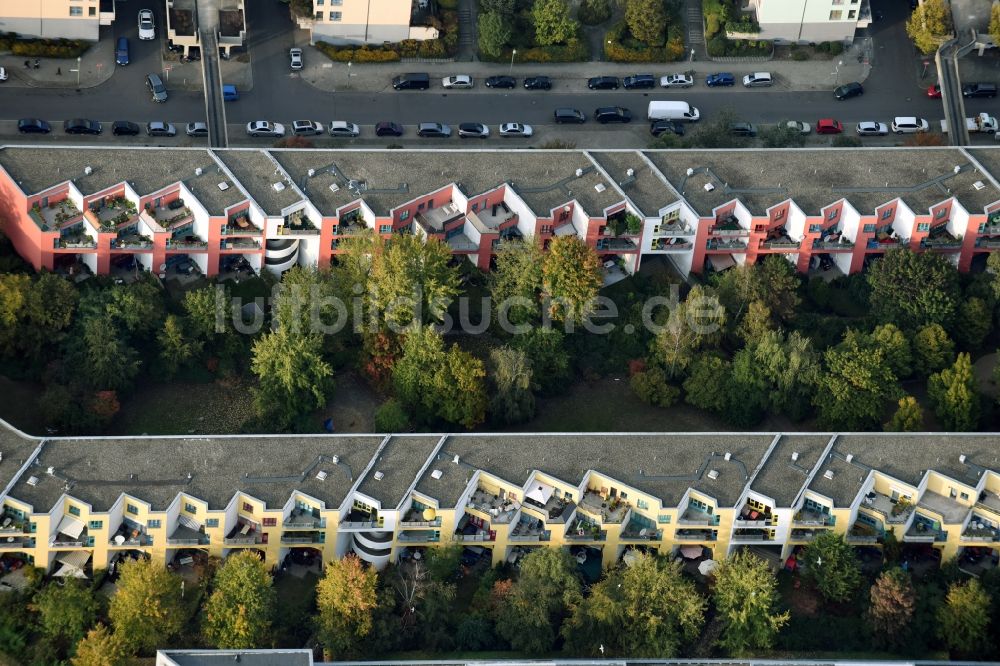 Luftbild Berlin - Balkon- und Fenster- Fassade an der Plattenbau- Hochhaus- Wohnsiedlung Neuköllnische Allee - Fritz-Massary-Straße in Berlin