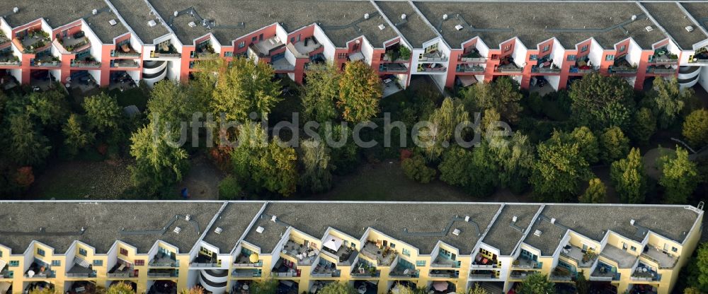 Luftaufnahme Berlin - Balkon- und Fenster- Fassade an der Plattenbau- Hochhaus- Wohnsiedlung Neuköllnische Allee - Fritz-Massary-Straße in Berlin