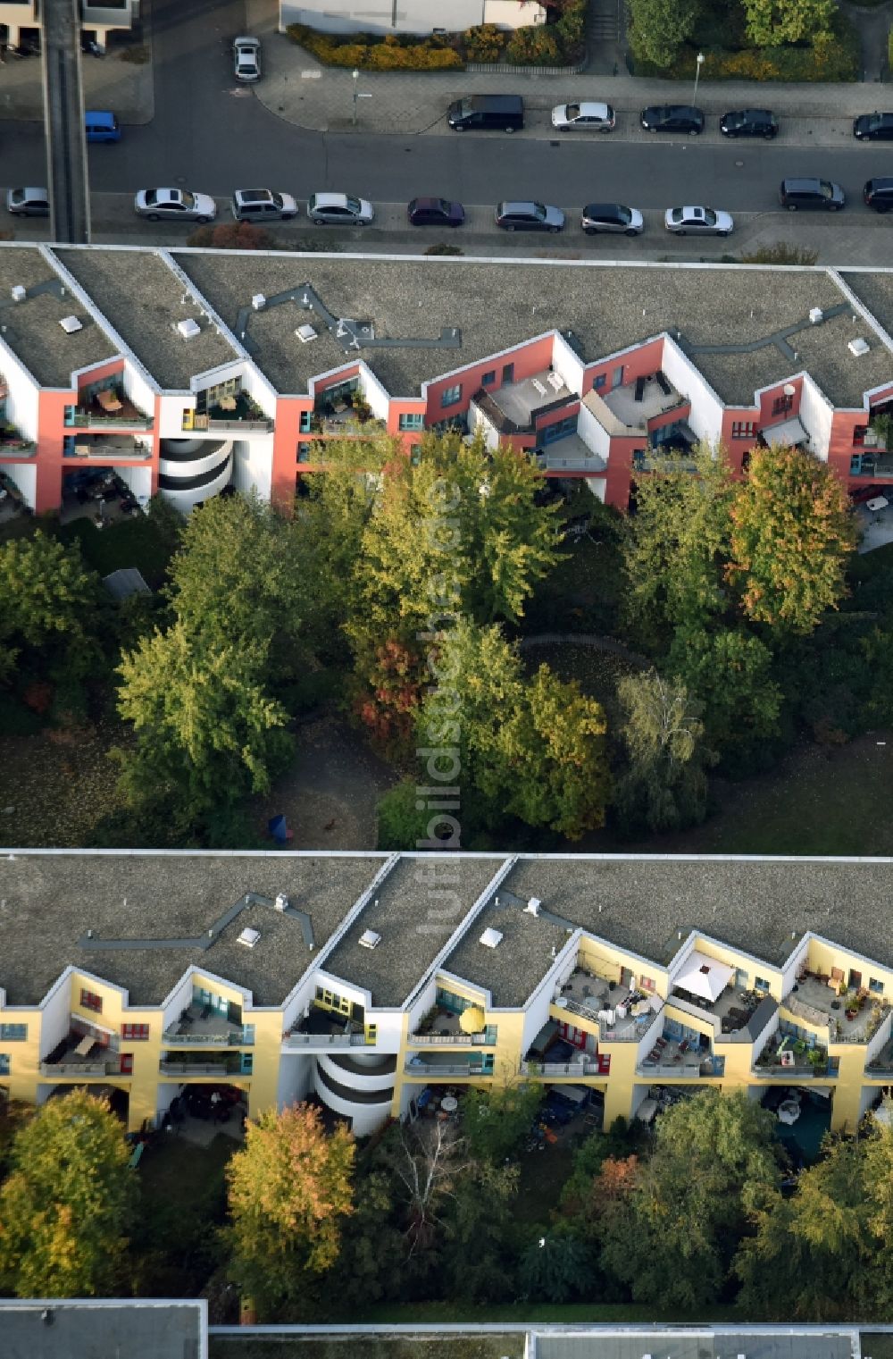 Berlin von oben - Balkon- und Fenster- Fassade an der Plattenbau- Hochhaus- Wohnsiedlung Neuköllnische Allee - Fritz-Massary-Straße in Berlin