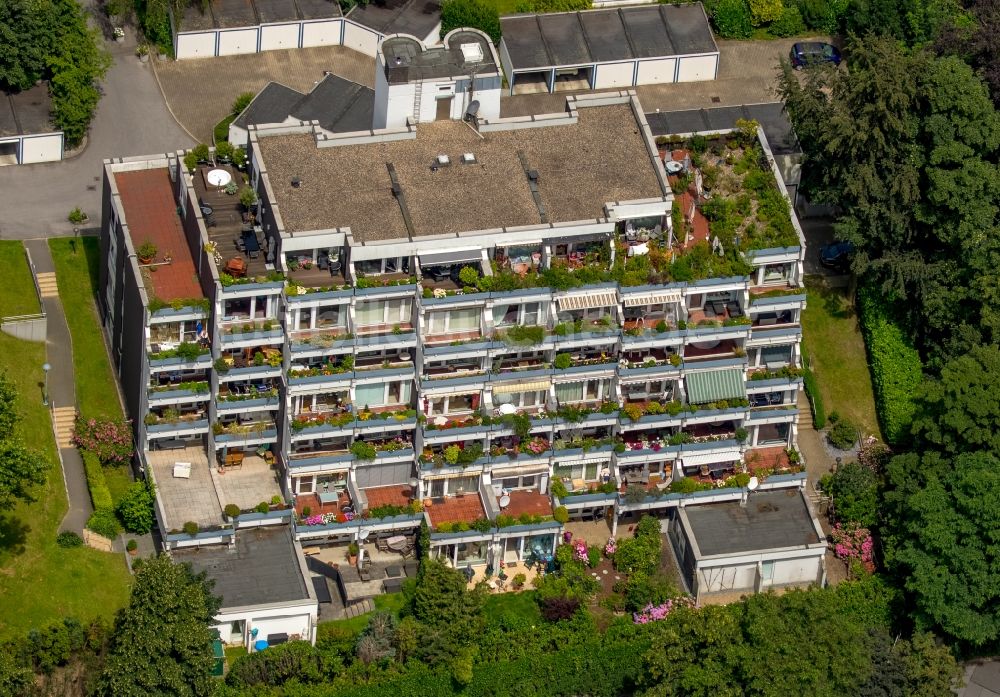 Essen von oben - Balkon- und Fenster- Fassade an der Plattenbau- Hochhaus- Wohnsiedlung im Stadtteil Kettwig in Essen im Bundesland Nordrhein-Westfalen