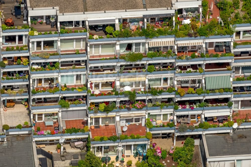 Essen aus der Vogelperspektive: Balkon- und Fenster- Fassade an der Plattenbau- Hochhaus- Wohnsiedlung im Stadtteil Kettwig in Essen im Bundesland Nordrhein-Westfalen