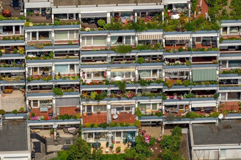 Luftbild Essen - Balkon- und Fenster- Fassade an der Plattenbau- Hochhaus- Wohnsiedlung im Stadtteil Kettwig in Essen im Bundesland Nordrhein-Westfalen