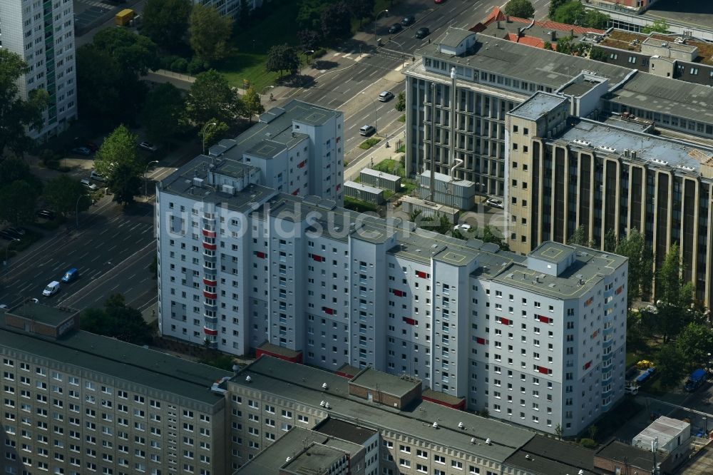 Luftbild Berlin - Balkon- und Fenster- Fassade an der Plattenbau- Wohnsiedlung an der Ruschestraße im Ortsteil Lichtenberg in Berlin, Deutschland