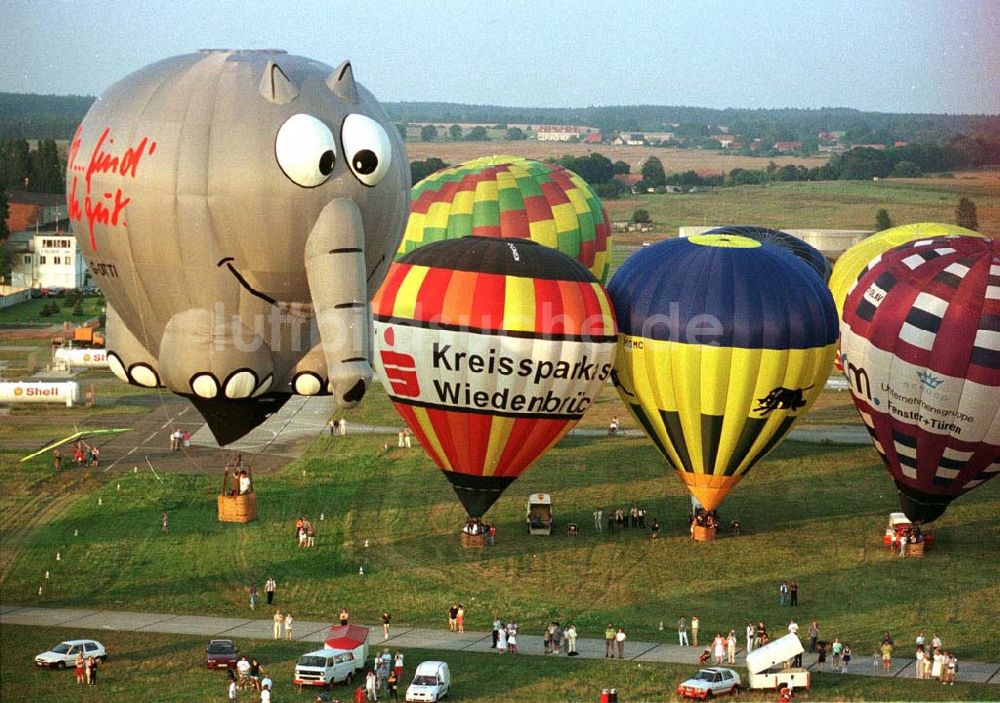 Strausberg / Brandenburg aus der Vogelperspektive: Ballonfahrertreffen am Flugplatz Strausberg