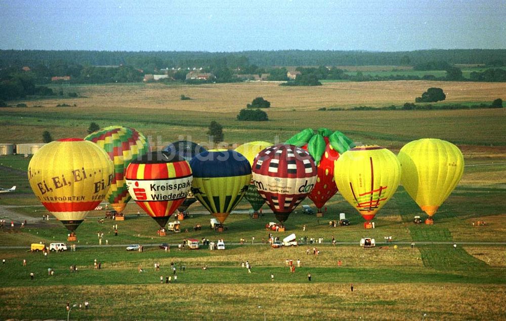 Luftaufnahme Strausberg / Brandenburg - Ballonfahrertreffen am Flugplatz Strausberg