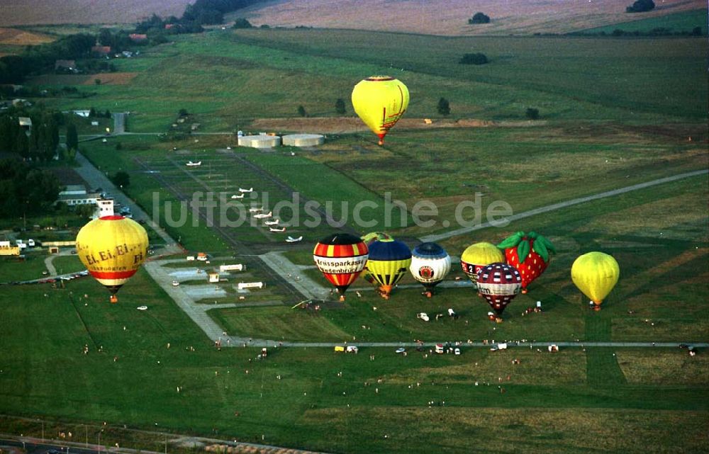 Strausberg / Brandenburg von oben - Ballonfahrertreffen am Flugplatz Strausberg