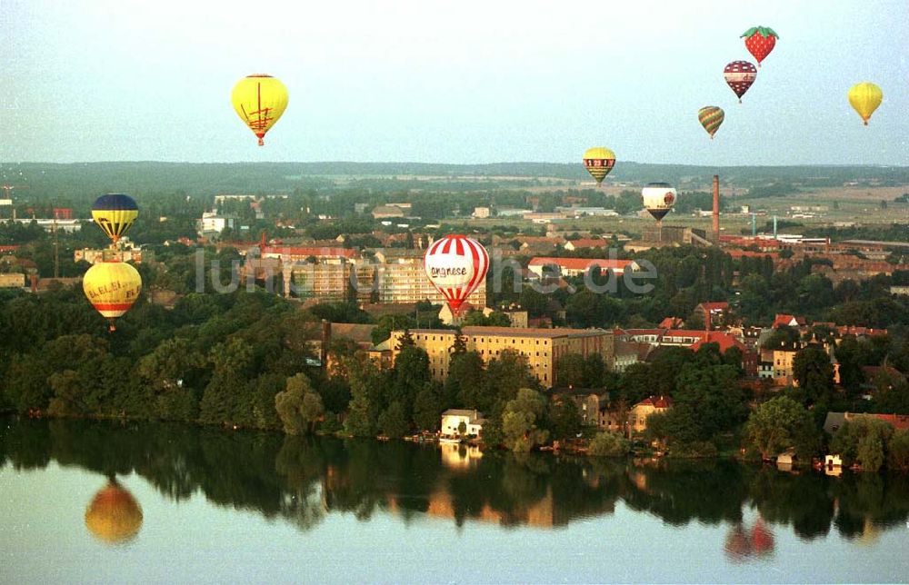 Strausberg / Brandenburg aus der Vogelperspektive: Ballonfahrertreffen am Flugplatz Strausberg