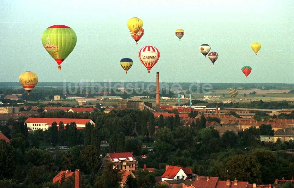 Strausberg / Brandenburg von oben - Ballonfahrertreffen am Flugplatz Strausberg