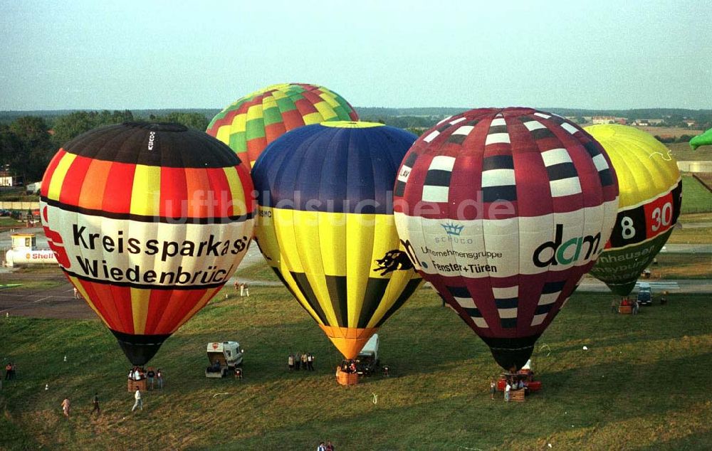 Strausberg / Brandenburg aus der Vogelperspektive: Ballonfahrertreffen am Flugplatz Strausberg