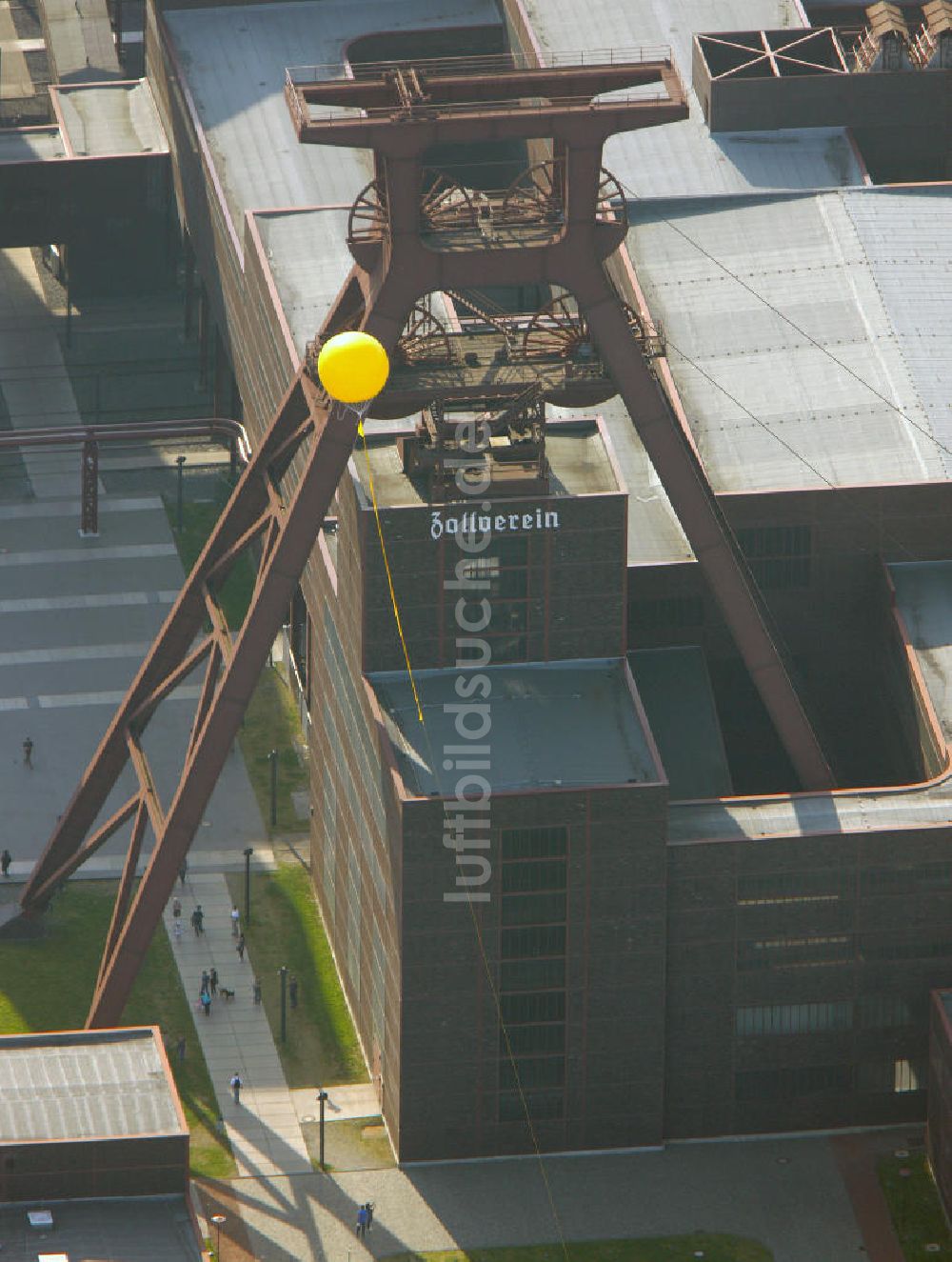 Luftaufnahme Essen - Ballons der Aktion Schachtzeichen über dem Malakowturm der ehem. Zeche Hannover in Bochum-Hordel