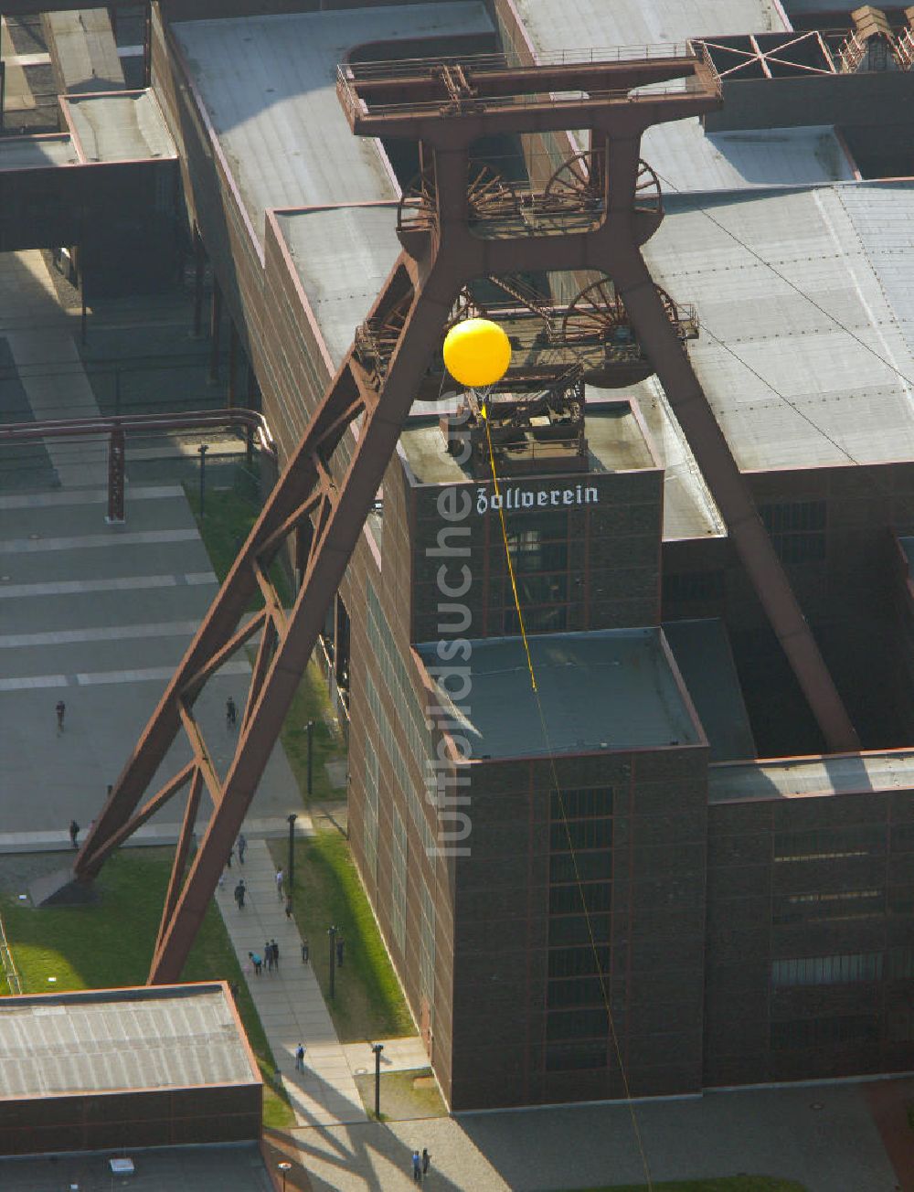 Essen von oben - Ballons der Aktion Schachtzeichen über dem Malakowturm der ehem. Zeche Hannover in Bochum-Hordel