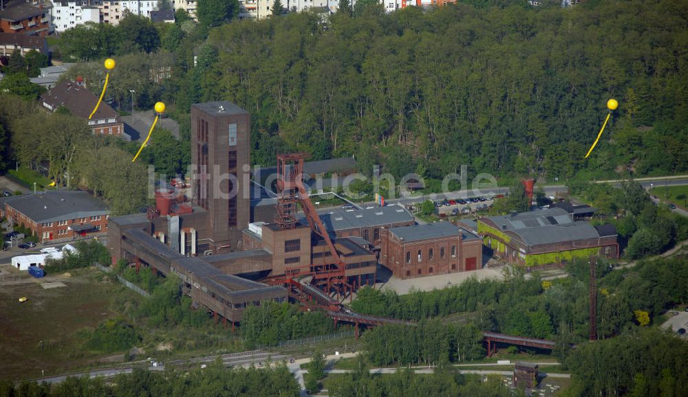 Essen aus der Vogelperspektive: Ballons der Aktion Schachtzeichen über dem Malakowturm der ehem. Zeche Hannover in Bochum-Hordel