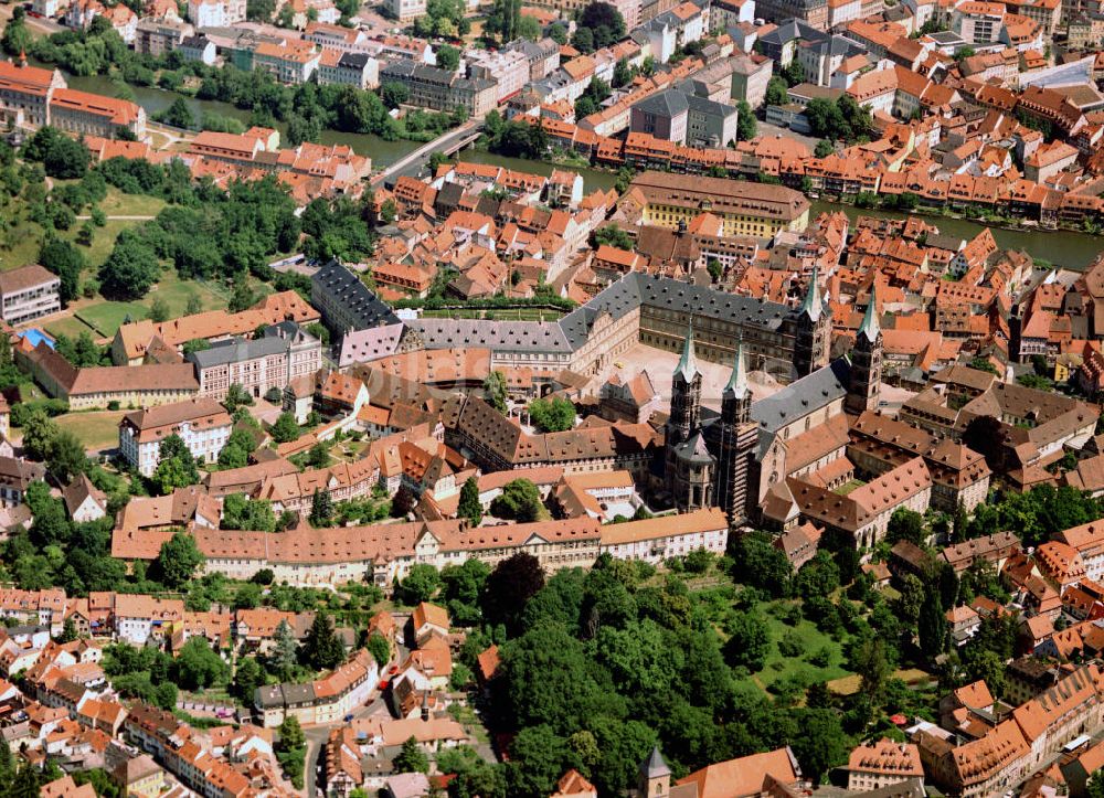 Luftbild Bamberg - Bamberger Dom mit seinen vier Türmen gilt als eines der schönsten mittelalterlichen Bauwerke