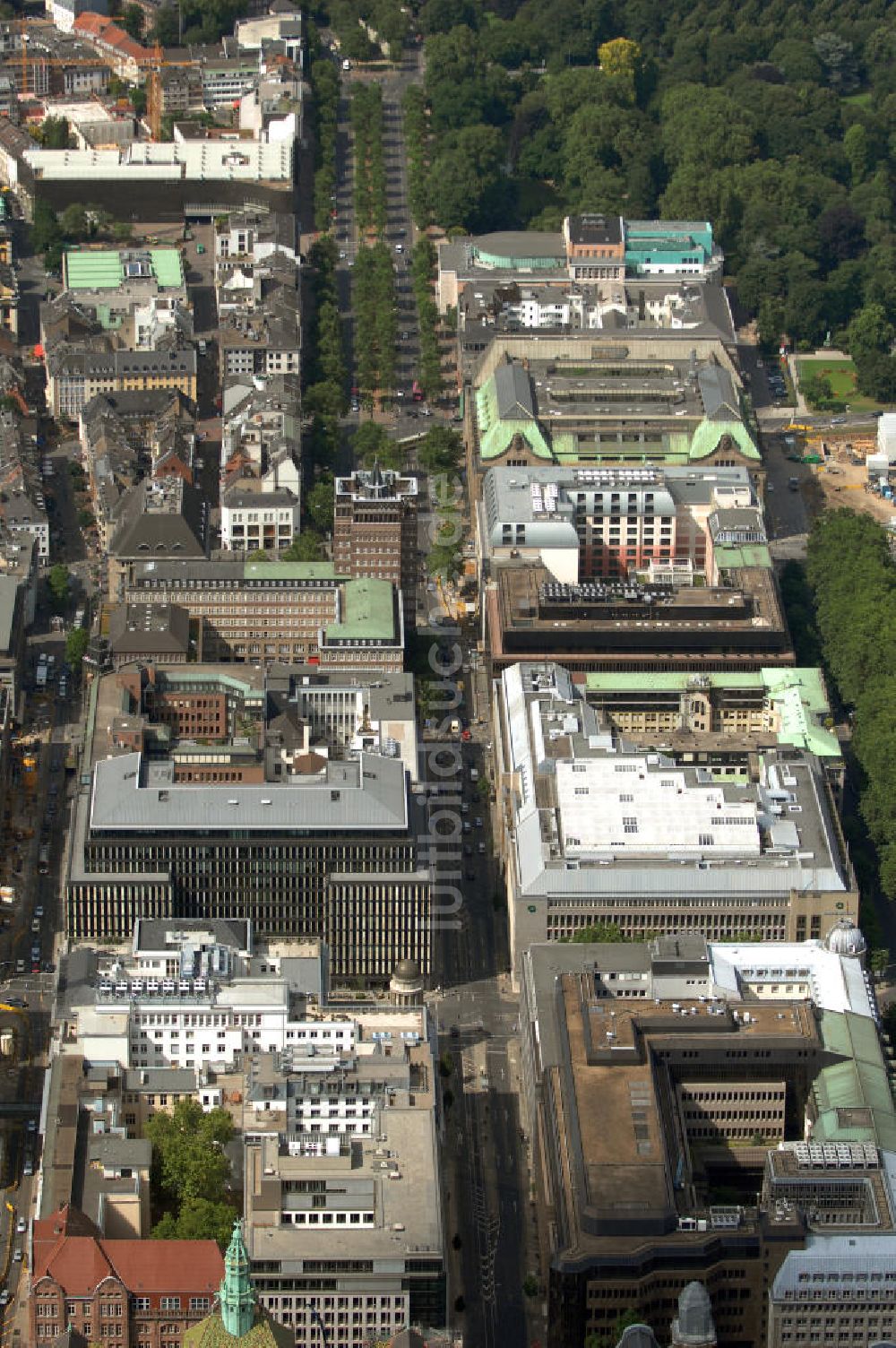 Düsseldorf aus der Vogelperspektive: Bankinstitute und Hotels an der Königsallee in Düsseldorf