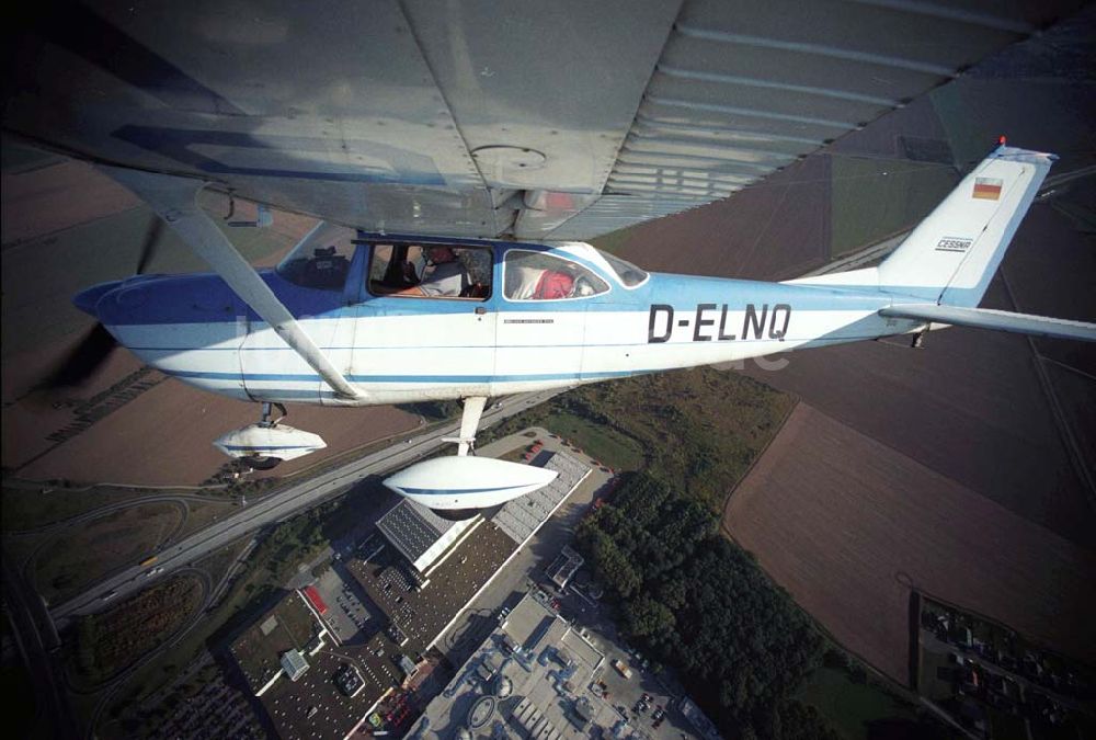 Luftbild Günthersdorf - Bannerschleppflugzeug Cessna 172 D-ELNQ über dem Einkaufszentrum nova eventis