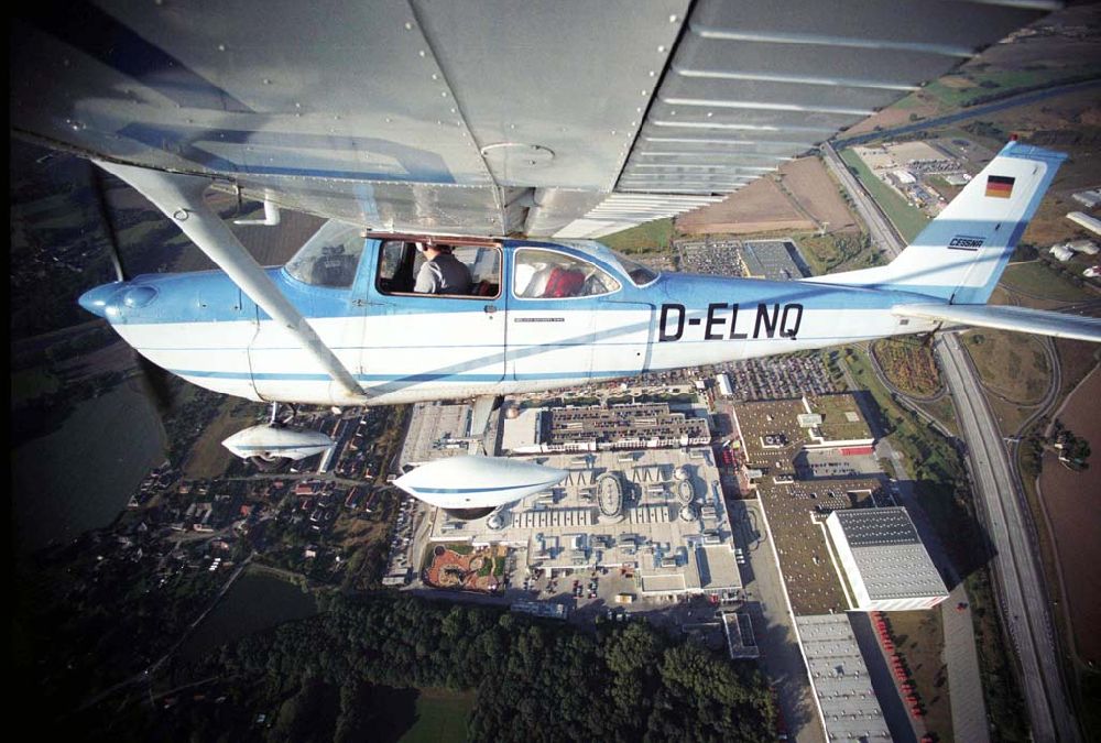 Luftbild Günthersdorf - Bannerschleppflugzeug Cessna 172 D-ELNQ über dem Einkaufszentrum nova eventis