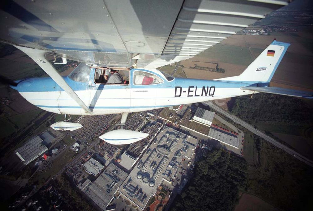 Luftbild Günthersdorf - Bannerschleppflugzeug Cessna 172 D-ELNQ über dem Einkaufszentrum nova eventis