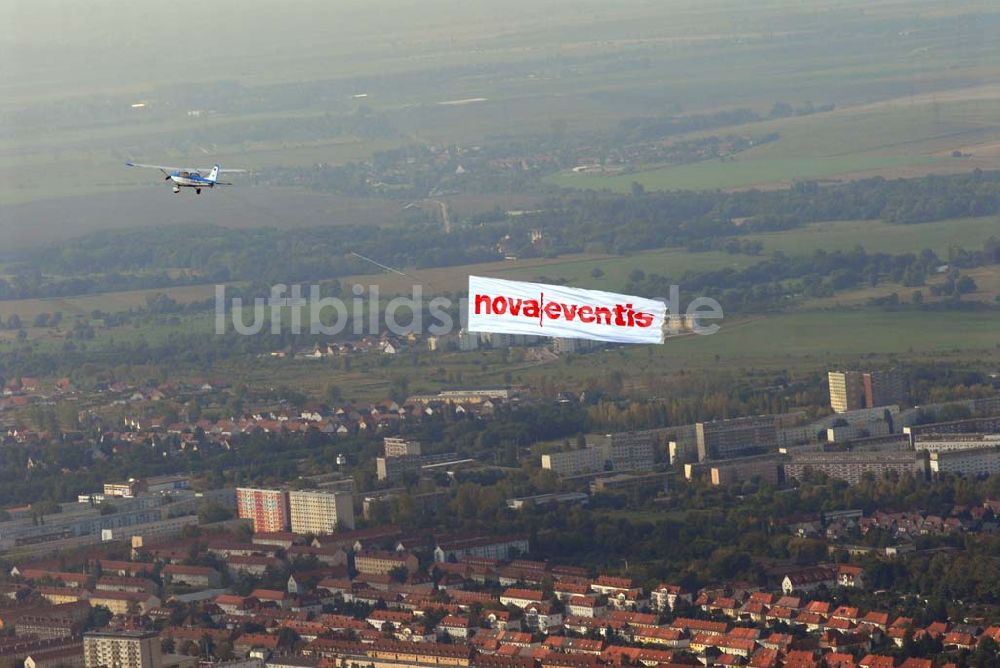 Luftaufnahme Halle / Saale - Bannerwerbeflug für das Einkaufszentrum der ECE nova eventis.nova eventis Günthersdorf