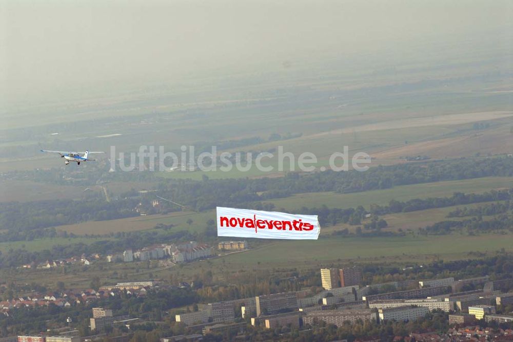 Halle / Saale von oben - Bannerwerbeflug für das Einkaufszentrum der ECE nova eventis.nova eventis Günthersdorf