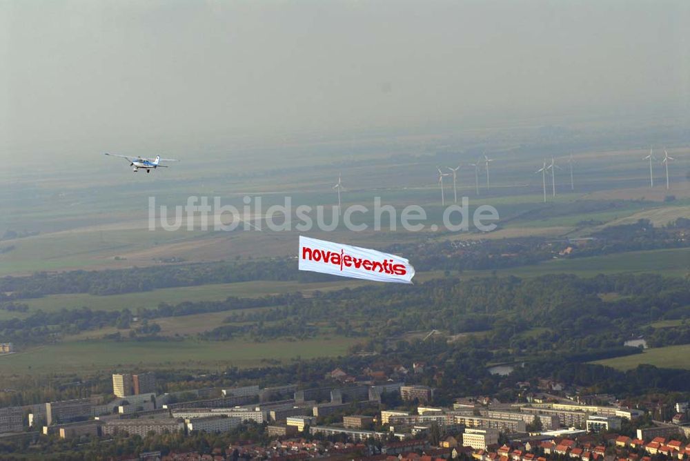 Halle / Saale aus der Vogelperspektive: Bannerwerbeflug für das Einkaufszentrum der ECE nova eventis.nova eventis Günthersdorf