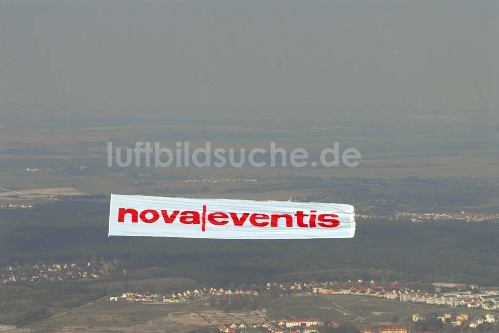 Halle / Saale von oben - Bannerwerbeflug für das Einkaufszentrum der ECE nova eventis.nova eventis Günthersdorf