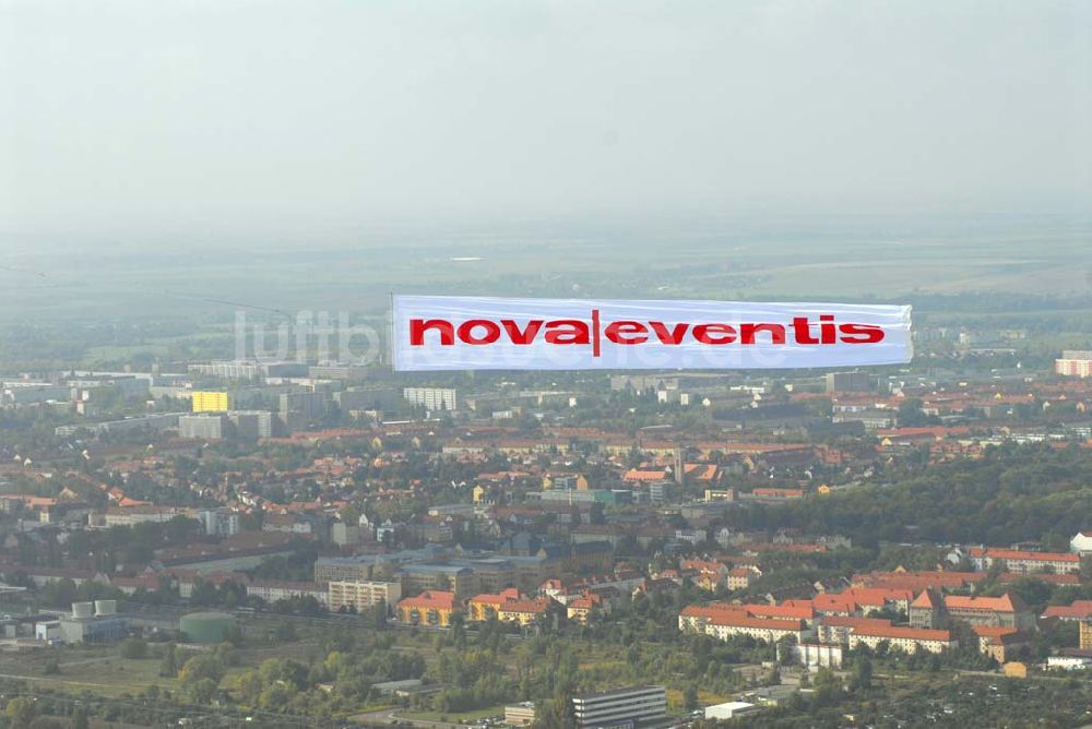 Luftaufnahme Halle / Saale - Bannerwerbeflug für das Einkaufszentrum der ECE nova eventis.nova eventis Günthersdorf