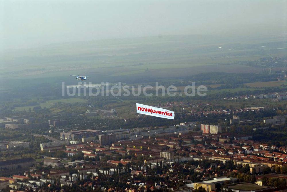 Luftaufnahme Halle / Saale - Bannerwerbeflug für das Einkaufszentrum der ECE nova eventis.nova eventis Günthersdorf