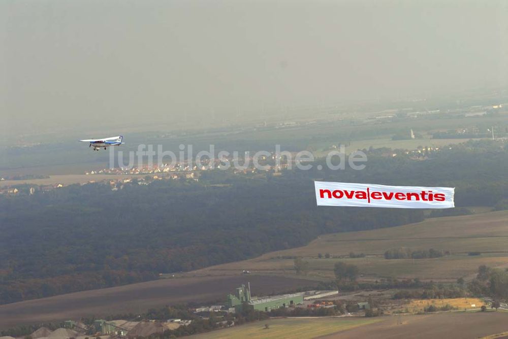 Halle / Saale aus der Vogelperspektive: Bannerwerbeflug für das Einkaufszentrum der ECE nova eventis.nova eventis Günthersdorf