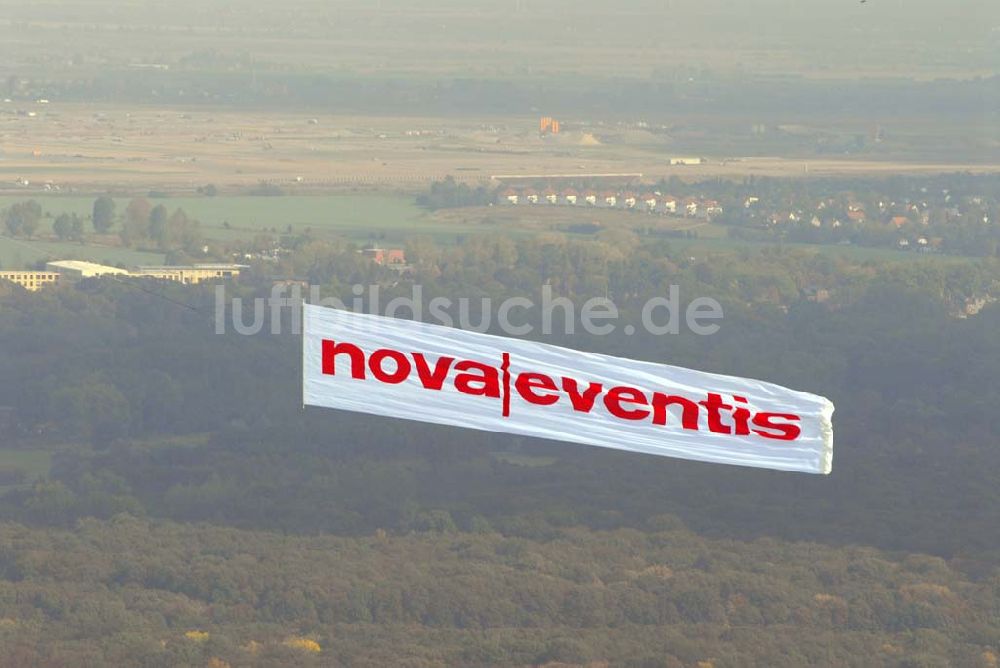 Luftbild Halle / Saale - Bannerwerbeflug für das Einkaufszentrum der ECE nova eventis.nova eventis Günthersdorf