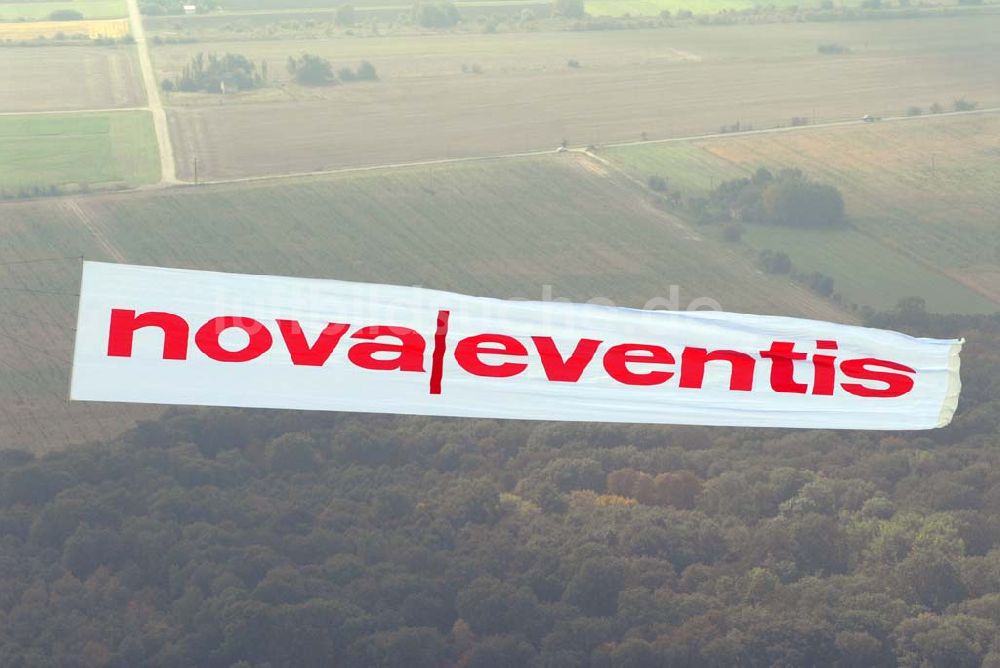 Luftbild Halle / Saale - Bannerwerbeflug für das Einkaufszentrum der ECE nova eventis.nova eventis Günthersdorf