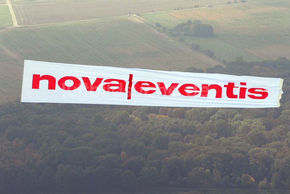 Luftaufnahme Halle / Saale - Bannerwerbeflug für das Einkaufszentrum der ECE nova eventis.nova eventis Günthersdorf