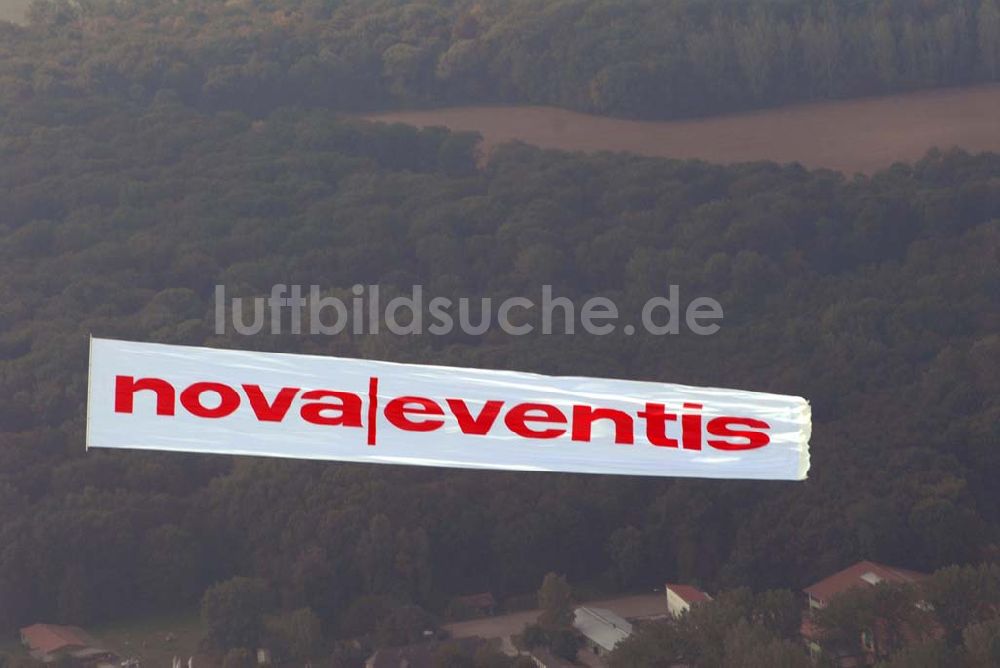 Luftaufnahme Halle / Saale - Bannerwerbeflug für das Einkaufszentrum der ECE nova eventis.nova eventis Günthersdorf