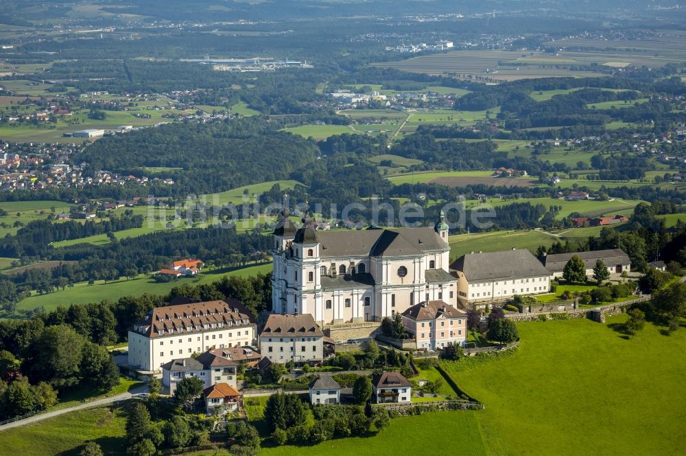 Sonntagberg von oben - Barocke Basilika und Wallfahrtskirche auf dem Sonntagberg in Niederösterreich in Österreich