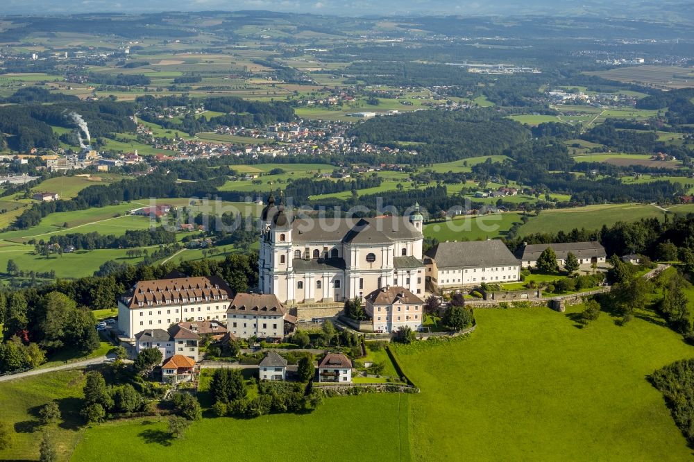 Sonntagberg aus der Vogelperspektive: Barocke Basilika und Wallfahrtskirche auf dem Sonntagberg in Niederösterreich in Österreich