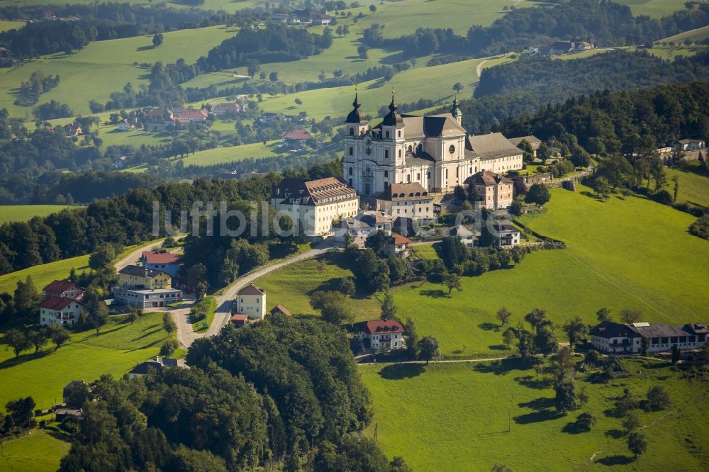 Sonntagberg aus der Vogelperspektive: Barocke Basilika und Wallfahrtskirche auf dem Sonntagberg in Niederösterreich in Österreich