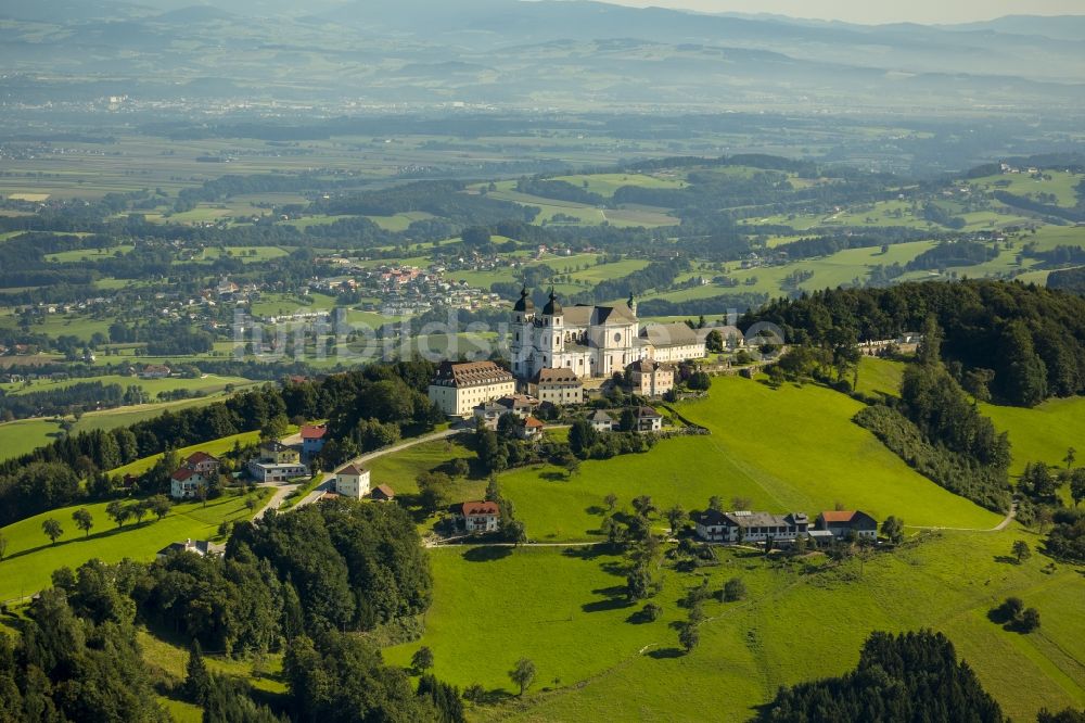 Luftaufnahme Sonntagberg - Barocke Basilika und Wallfahrtskirche auf dem Sonntagberg in Niederösterreich in Österreich