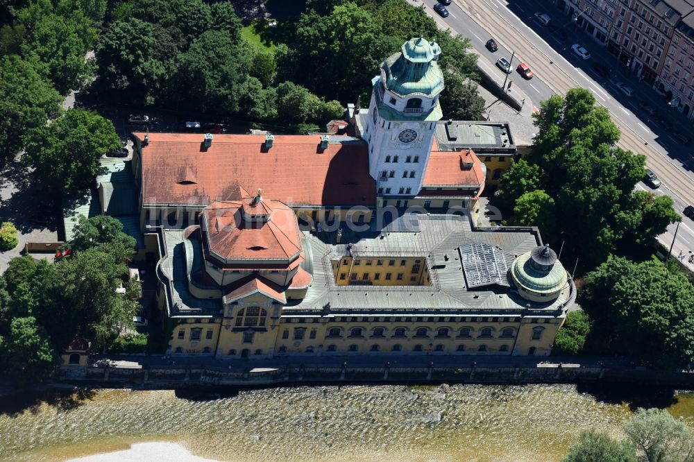 Luftaufnahme München - Barockes Hallenbad Müllersches Volksbad an der Isar in München im Bundesland Bayern