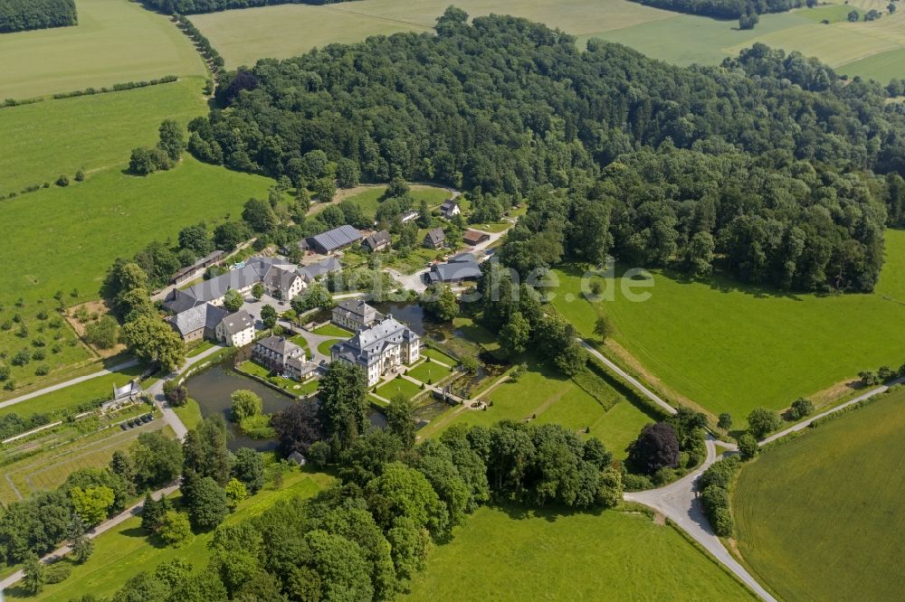 Rüthen aus der Vogelperspektive: Barockes Wasserschloss Schloss Körtlinghausen bei Rüthen in Nordrhein-Westfalen