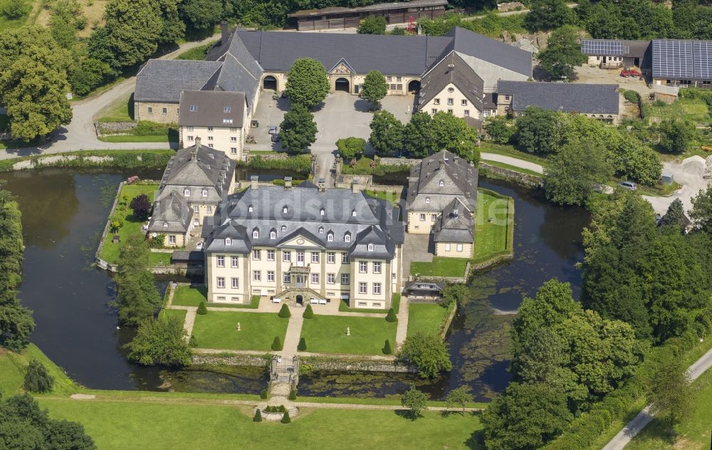 Rüthen von oben - Barockes Wasserschloss Schloss Körtlinghausen bei Rüthen in Nordrhein-Westfalen