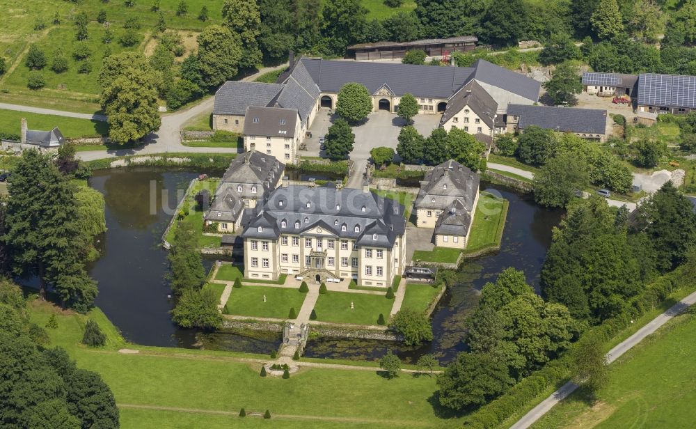 Rüthen aus der Vogelperspektive: Barockes Wasserschloss Schloss Körtlinghausen bei Rüthen in Nordrhein-Westfalen