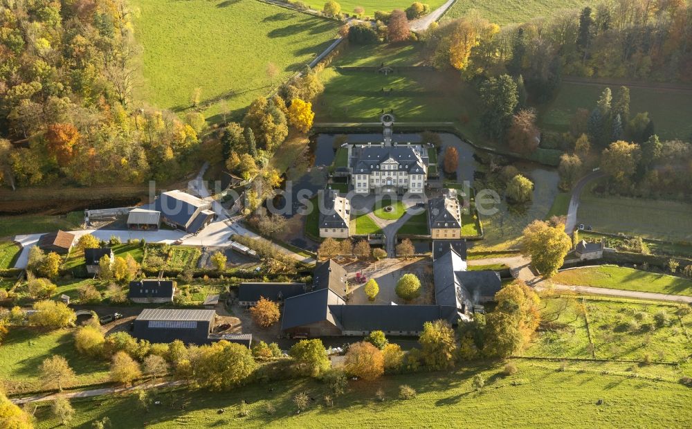 Rüthen aus der Vogelperspektive: Barockes Wasserschloss Schloss Körtlinghausen umgeben von herbstlich gefärbten Bäumen bei Rüthen im Sauerland im Bundesland Nordrhein-Westfalen