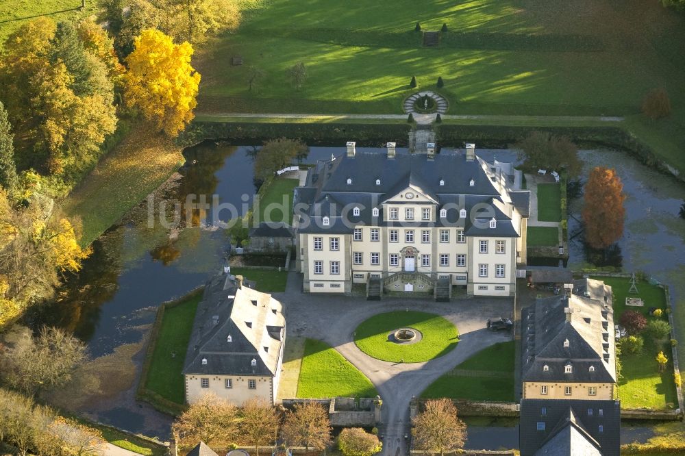 Luftbild Rüthen - Barockes Wasserschloss Schloss Körtlinghausen umgeben von herbstlich gefärbten Bäumen bei Rüthen im Sauerland im Bundesland Nordrhein-Westfalen