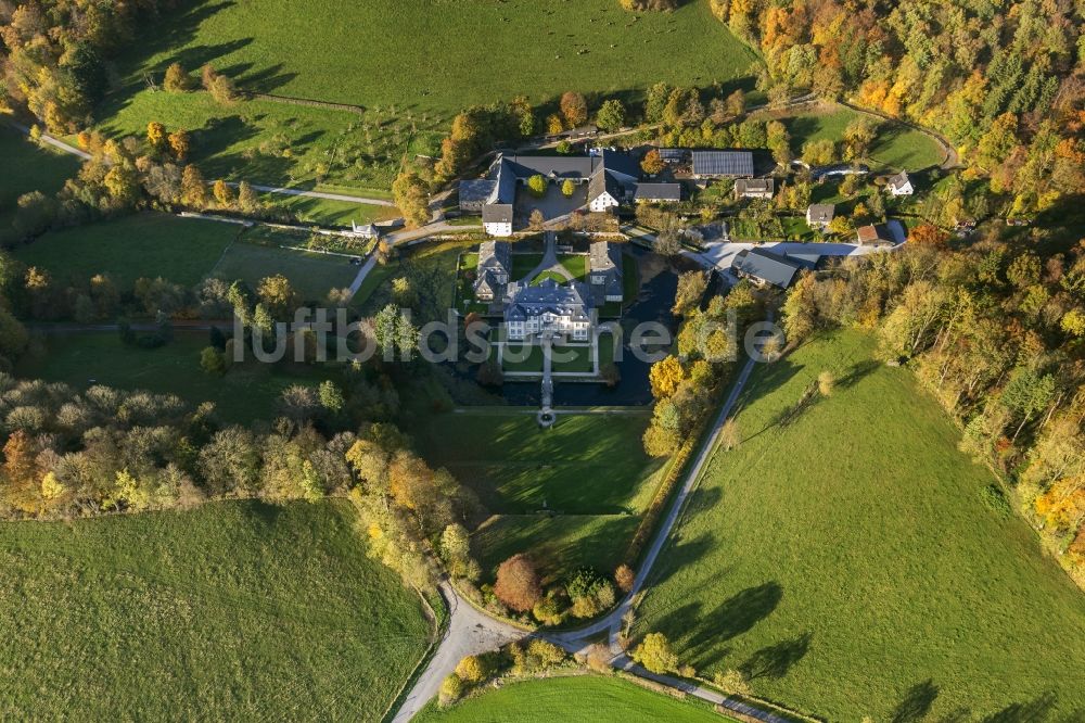 Luftaufnahme Rüthen - Barockes Wasserschloss Schloss Körtlinghausen umgeben von herbstlich gefärbten Bäumen bei Rüthen im Sauerland im Bundesland Nordrhein-Westfalen