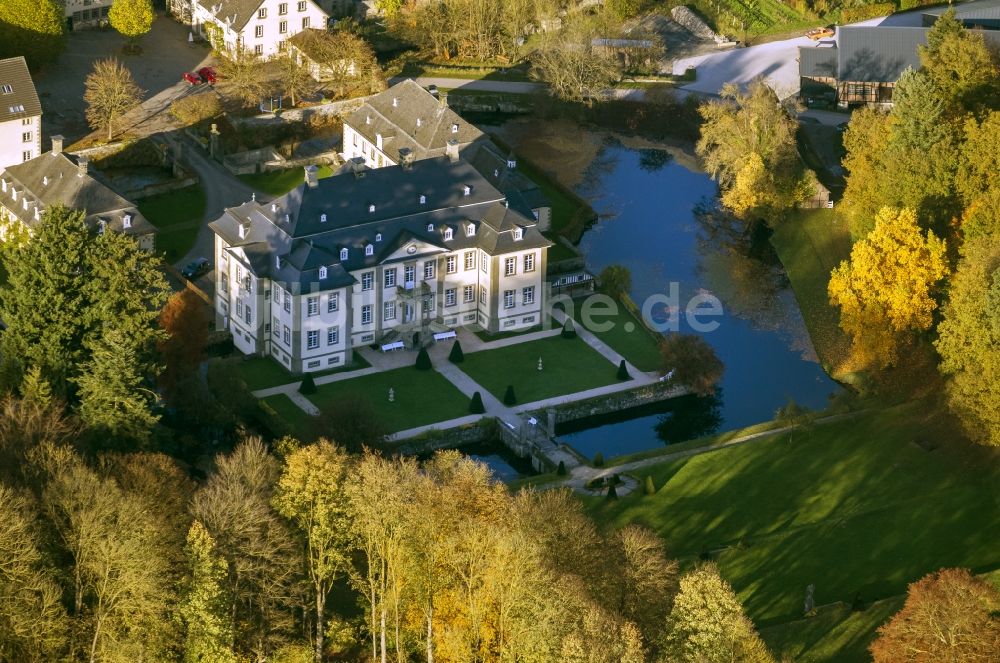 Rüthen von oben - Barockes Wasserschloss Schloss Körtlinghausen umgeben von herbstlich gefärbten Bäumen bei Rüthen im Sauerland im Bundesland Nordrhein-Westfalen