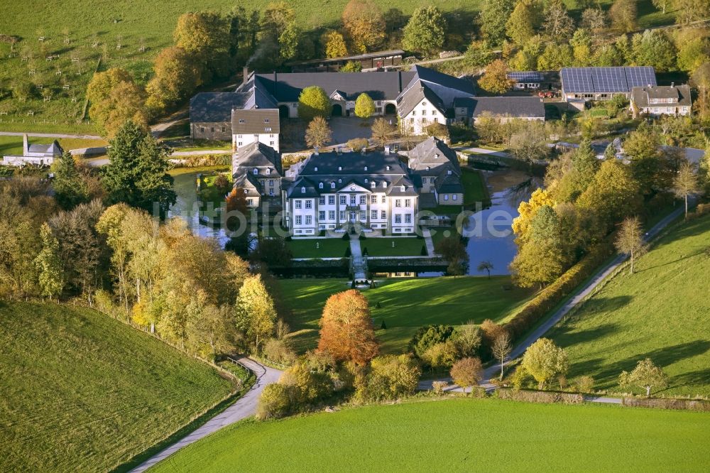 Rüthen aus der Vogelperspektive: Barockes Wasserschloss Schloss Körtlinghausen umgeben von herbstlich gefärbten Bäumen bei Rüthen im Sauerland im Bundesland Nordrhein-Westfalen