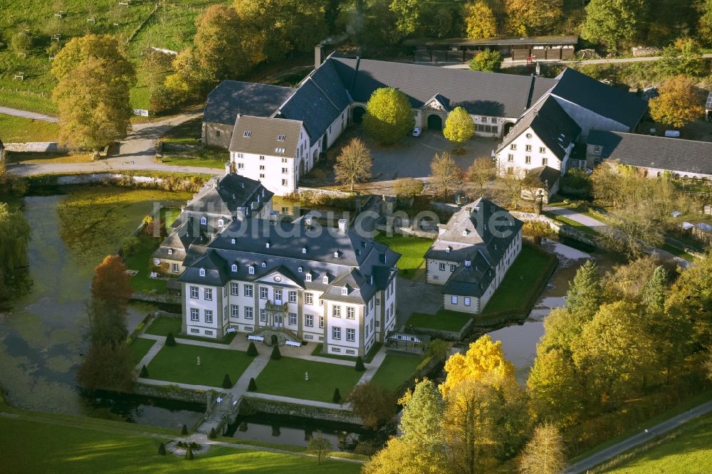 Luftbild Rüthen - Barockes Wasserschloss Schloss Körtlinghausen umgeben von herbstlich gefärbten Bäumen bei Rüthen im Sauerland im Bundesland Nordrhein-Westfalen