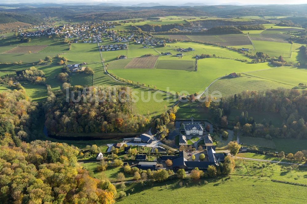 Luftaufnahme Rüthen - Barockes Wasserschloss Schloss Körtlinghausen umgeben von herbstlich gefärbten Bäumen bei Rüthen im Sauerland im Bundesland Nordrhein-Westfalen