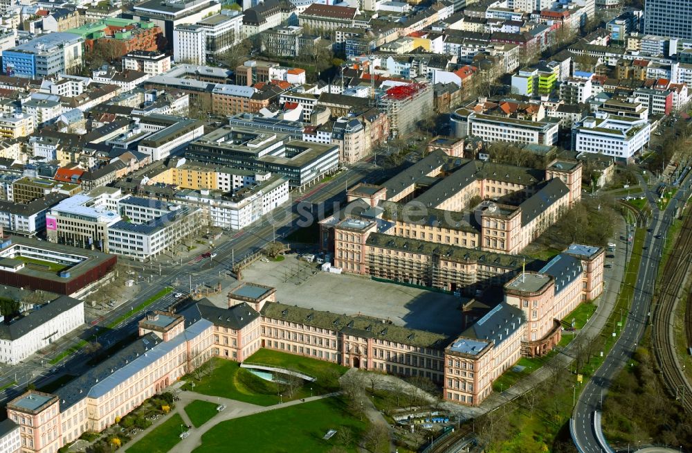 Mannheim aus der Vogelperspektive: Barockschloss Mannheim zwischen Bahnschienen und den Quadraten in Mannheim im Bundesland Baden-Württemberg, Deutschland